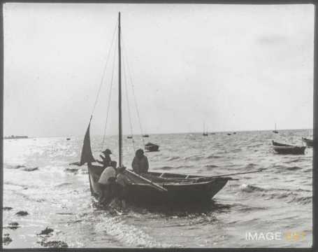 Enfants sur une barque (Arromanches)